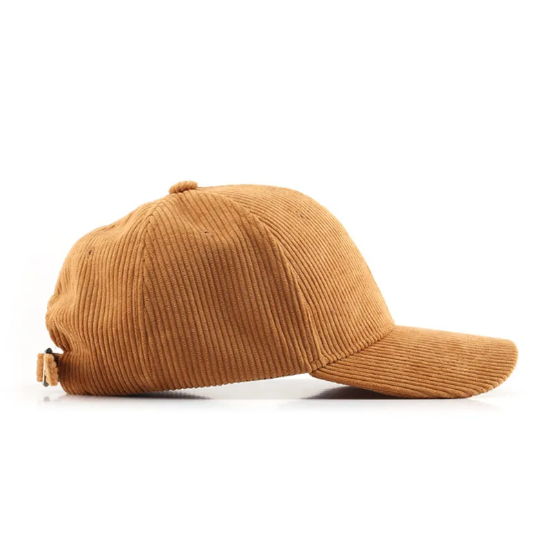 Casquette de Baseball en Velours Côtelé – Style Unisexe pour Hommes et Femmes 3 La Casquette de Baseball en Velours Côtelé est une casquette unisexe à visière incurvée et à texture côtelée, dotée dune sangle réglable. Sa finition douce et veloutée la rend idéale pour les événements décontractés et sportifs.