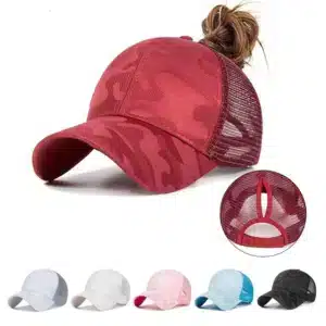 La casquette « CamSolomon - La Casquette Tendance Spéciale Chignon » à motif camouflage rouge avec ouverture pour queue de cheval est présentée ci-dessous. Vous trouverez six autres casquettes en gris, blanc, rose, bleu clair, bleu et noir, toutes partageant le même design tendance, idéal pour les looks sportifs et décontractés.