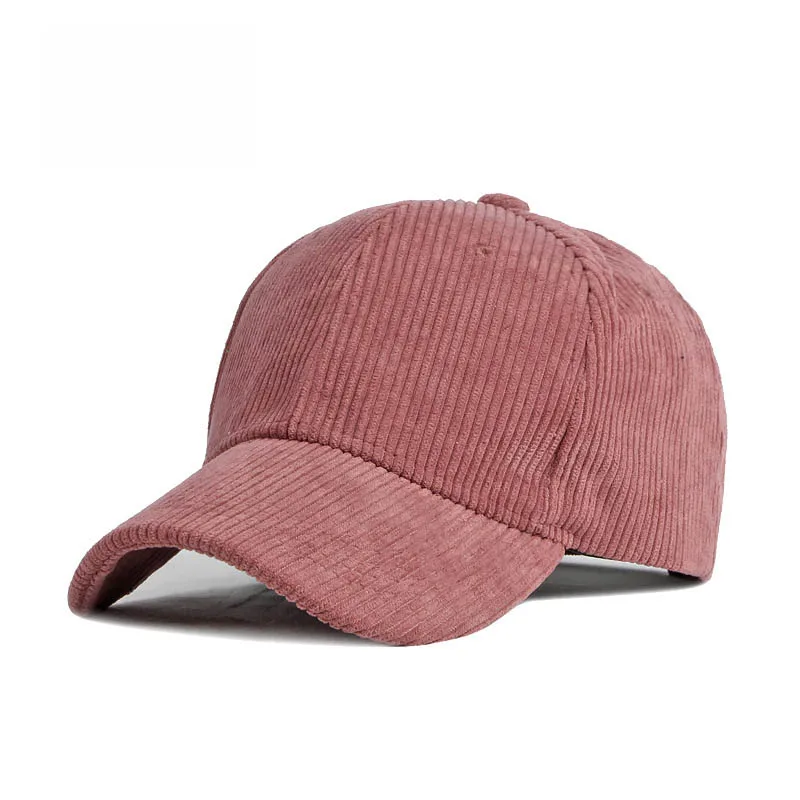Casquette de Baseball en Velours Côtelé – Style Unisexe pour Hommes et Femmes 8 La Casquette de Baseball en Velours Côtelé, conçue pour les hommes et les femmes, présente un design en velours côtelé rose avec un bord incurvé. Présentée en biais sur un fond blanc, elle allie sans effort une ambiance décontractée et sportive pour un usage quotidien ou des aventures de pêche hip-hop en plein air.
