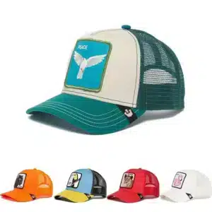 Découvrez la collection WildStyle™ de cinq casquettes de camionneur Casquette Snapback Design Animal au style urbain et confortable. Un devant beige avec une visière verte, un dos en filet et un patch « PEACE » avec une colombe volante se démarquent. Dautres options colorées en orange, jaune, rouge et blanc arborent des patchs tendance uniques.