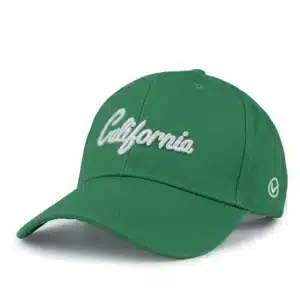 La Casquette Urban Style Gigi & Nino – Motif Lettre Brodé 3D est une casquette de baseball verte, idéale pour toutes les occasions, avec le mot « California » brodé en écriture blanche sur le devant et un petit emblème sur le côté. Présentée sur un fond blanc uni avec livraison gratuite.