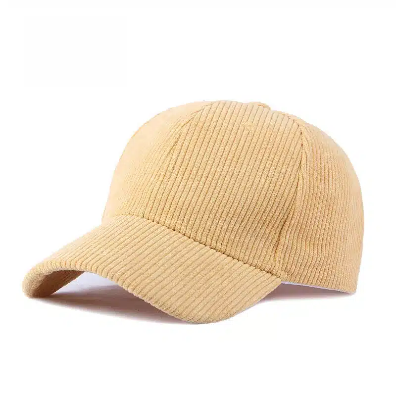 Casquette de Baseball en Velours Côtelé – Style Unisexe pour Hommes et Femmes 6 Sur fond blanc, la Casquette de Baseball en Velours Côtelé beige dégage une ambiance décontractée et sportive avec son motif côtelé. Idéale pour les hommes et les femmes, elle ajoute un style polyvalent à toute garde-robe.