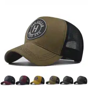 Six casquettes AeroSport – Casquette de Sport Maille Unisexe sont présentées en vert olive, rouge, noir, jaune, bleu marine et gris. Chacune delles est dotée dun dos en maille avec un patch circulaire affichant un grand « H » et « DREAM HIGH ». La variante vert olive se trouve bien en évidence au premier plan.