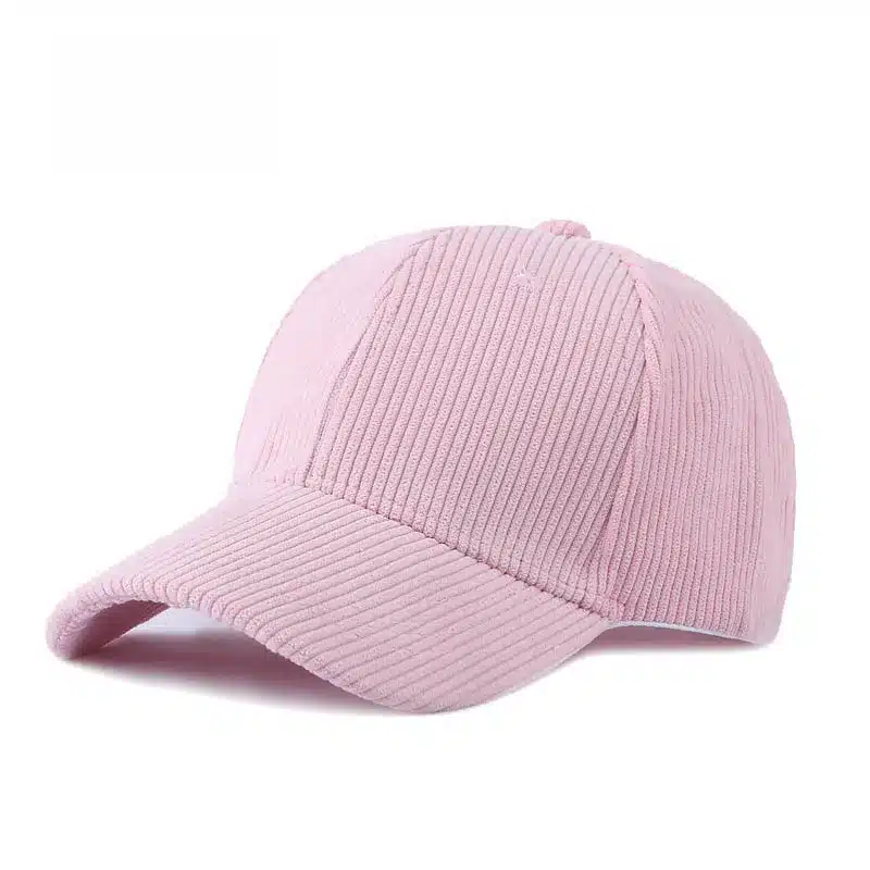 Casquette de Baseball en Velours Côtelé – Style Unisexe pour Hommes et Femmes 4 La Casquette de Baseball en Velours Côtelé, une casquette unisexe en velours côtelé rose, est dotée dun bord incurvé et dun bouton sur le dessus. Affiché sur fond blanc, son tissu côtelé ajoute un motif subtil à son design à la fois décontracté et sportif.
