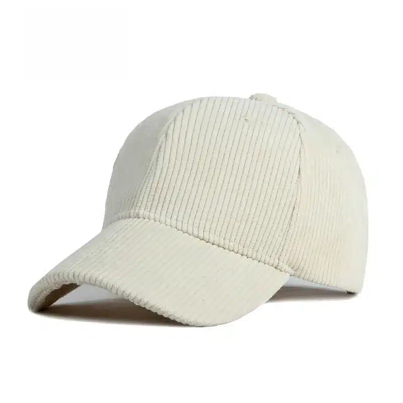Casquette de Baseball en Velours Côtelé – Style Unisexe pour Hommes et Femmes 9 La Casquette de Baseball en Velours Côtelé, une casquette unisexe pour homme et femme, mélange sans effort les styles vintage et modernes avec son design côtelé beige et son bord incurvé.