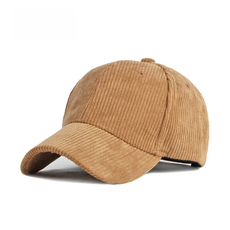 Casquette de Baseball en Velours Côtelé – Style Unisexe pour Hommes et Femmes 10 La Casquette de Baseball en Velours Côtelé est une casquette unisexe en velours côtelé marron avec un bord incurvé et une sangle réglable, parfaite pour un look décontracté et sportif. Présentée sur un fond blanc.