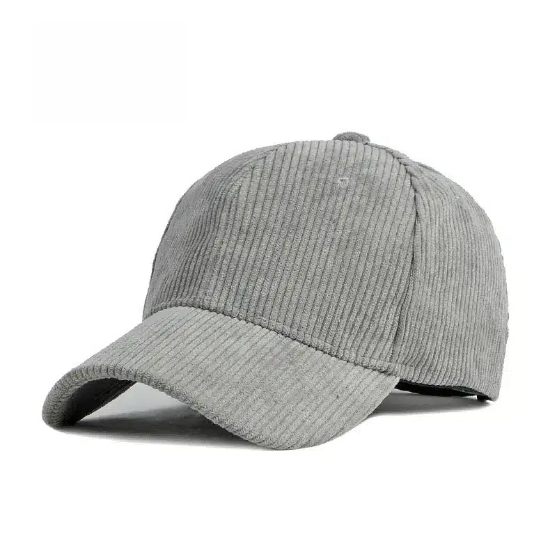 Casquette de Baseball en Velours Côtelé – Style Unisexe pour Hommes et Femmes 13 La Casquette de Baseball en Velours Côtelé gris clair est dotée dun bord incurvé et dune texture côtelée, idéale pour les hommes et les femmes. Avec une sangle arrière réglable, elle sadapte confortablement. Positionnée pour faire face légèrement à gauche, elle ajoute une touche sportive décontractée à nimporte quelle tenue.