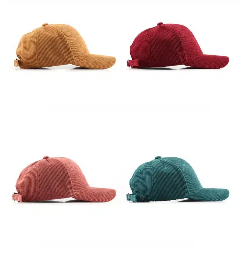 Casquette de Baseball en Velours Côtelé – Style Unisexe pour Hommes et Femmes 14 Quatre Casquettes de Baseball en Velours Côtelé – Style Unisexe pour Hommes et Femmes sont présentées sur un fond blanc. Disponible en moutarde, rouge, rose et bleu sarcelle, chaque casquette est dotée dun bord incurvé et dune sangle réglable à larrière, disposées sur le côté pour un look décontracté et sportif.