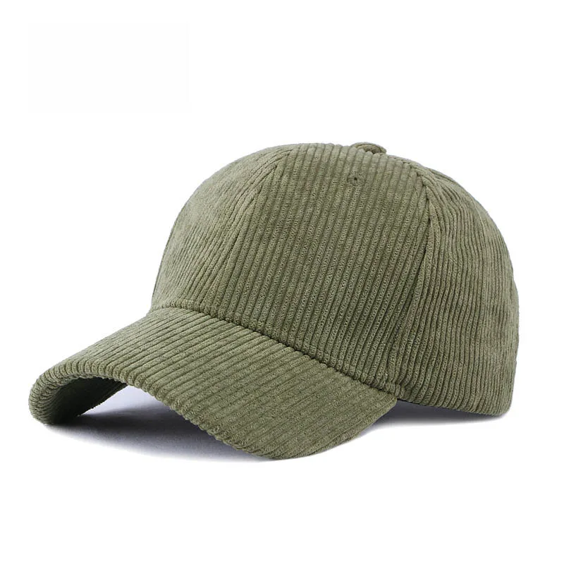 Casquette de Baseball en Velours Côtelé – Style Unisexe pour Hommes et Femmes 2 La « Casquette de Baseball en Velours Côtelé » est une casquette de baseball unisexe en velours côtelé vert avec un design texturé et côtelé et un bord légèrement incurvé. Elle est parfaite pour les tenues décontractées et sportives, élégamment mise en valeur sur un fond blanc.