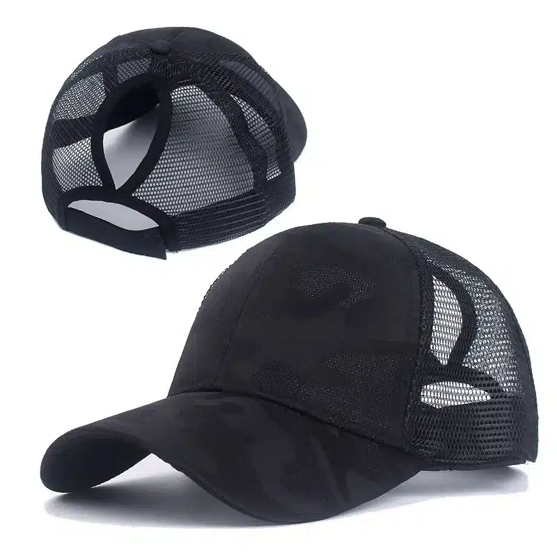 Deux casquettes de camionneur noires CamSolomon avec dos en maille dégagent une ambiance de femme fatale. Doté dun motif camouflage subtil, lune des casquettes est présentée de face tandis que lautre présente la sangle réglable à larrière, idéale pour un ajustement parfait de la casquette spéciale chignon.